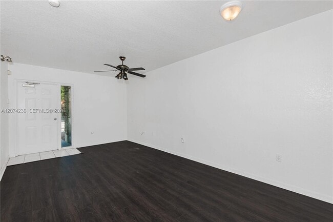 Building Photo - 975 NE 34th Ave