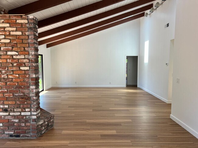 Building Photo - Updated 3 bedroom Home