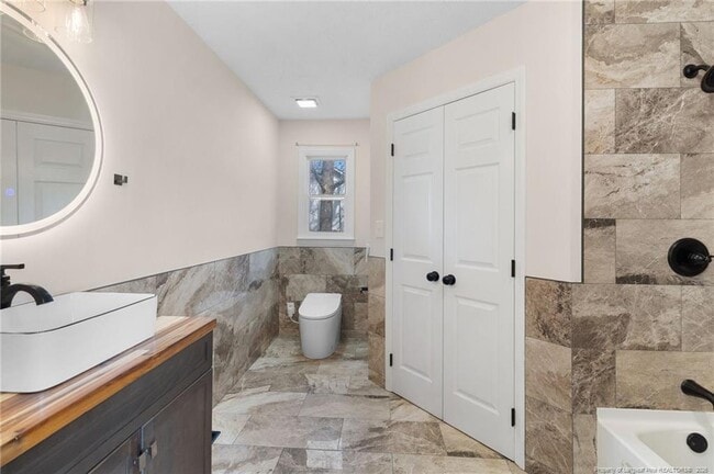 Building Photo - 166 Oakview Dr