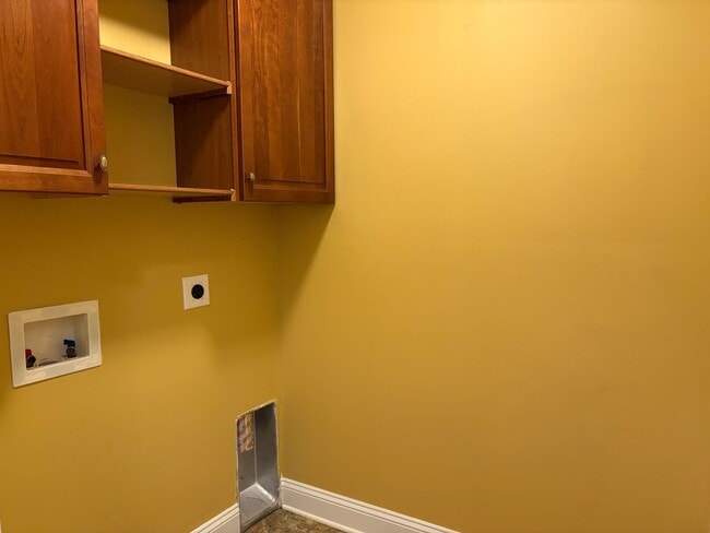 Building Photo - 2 Bedroom, 2.5 Bathroom Townhouse in Green...
