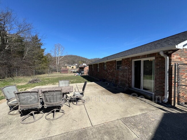 Building Photo - 544 Phipps Dr