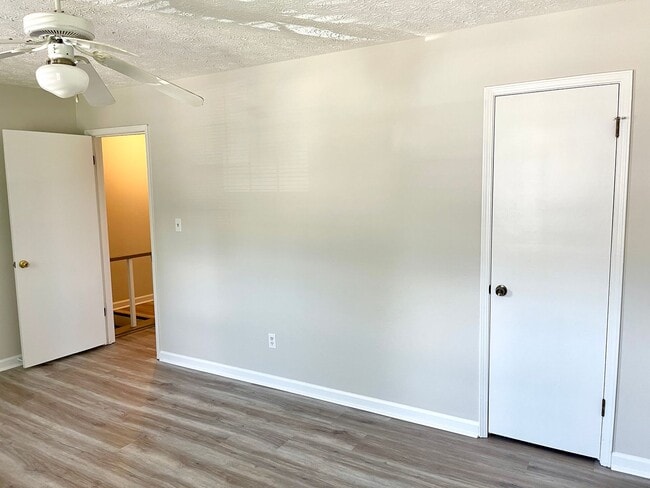 Building Photo - Welcome to this charming 2-bedroom, 1.5-ba...