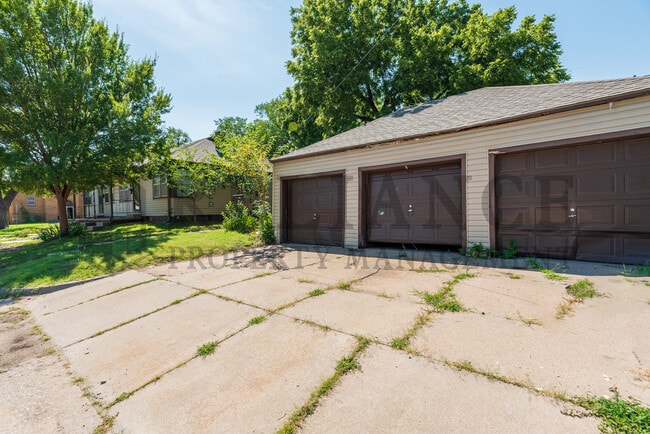 Building Photo - 1125 W 16th St N