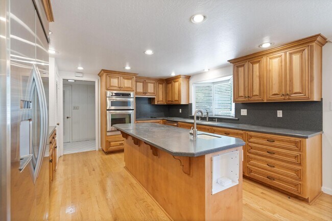 Building Photo - 3220 Fieldcrest Dr