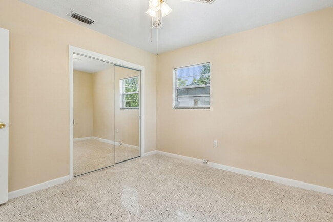 Building Photo - 2406 Husson Ave