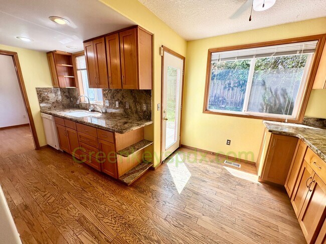 Building Photo - Beautiful 3-Bedroom House with 2.5 Bathroo...