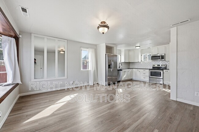 Building Photo - 415 W Linden St