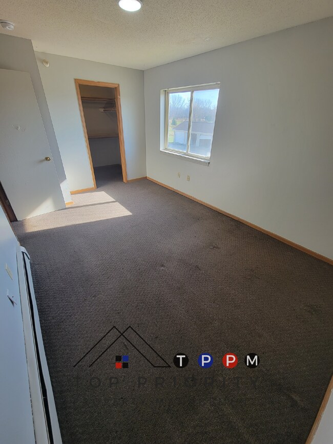 Building Photo - 2 Bedroom | 1 Bathroom Unit in Oelwein Ava...