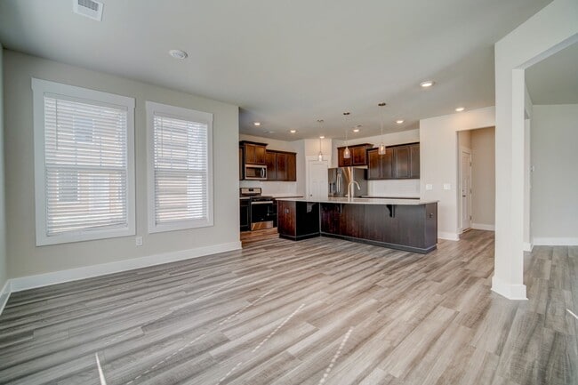 Building Photo - Gorgeous 4 BR, 3BA, Home with Loft, and 2 ...
