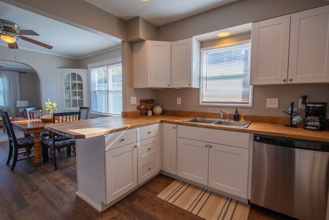 Building Photo - Looking to be in town? Hotel/Motel not for you? Look no further!