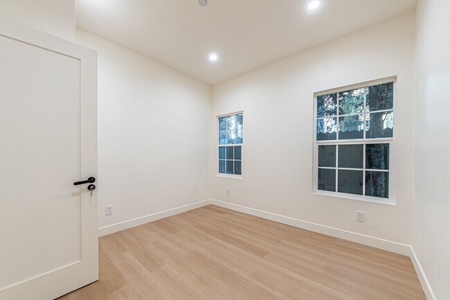 Building Photo - Modern 3-Bedroom in Prime Location | One M...