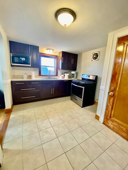 Primary Photo - 82 Dimmock St
