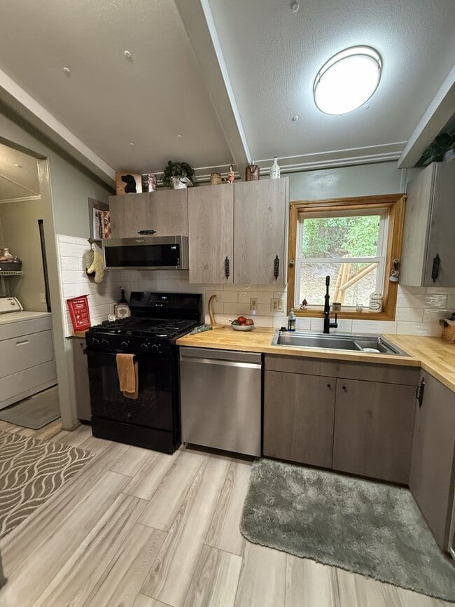Building Photo - Rare Seasonal Frankfort Find-Fully Furnished!