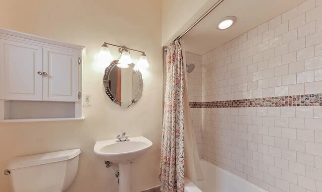 Building Photo - 1615 E Hyde Park Blvd