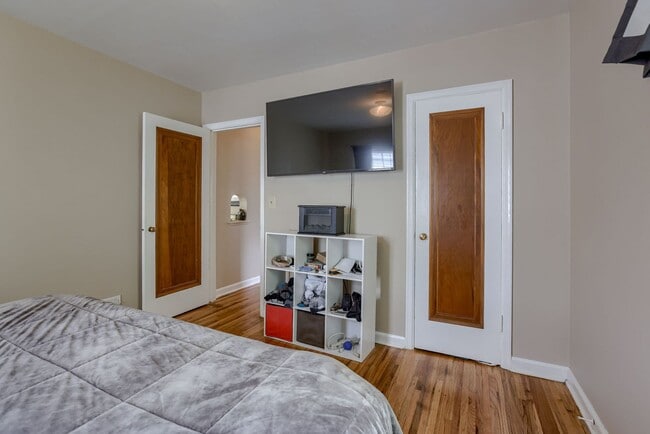 Building Photo - Charming 2 Bedroom With Spacious Living In...