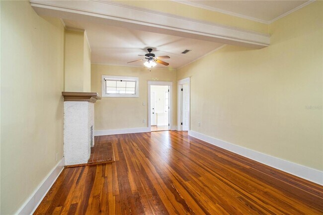 Building Photo - 412 E Tillman Ave