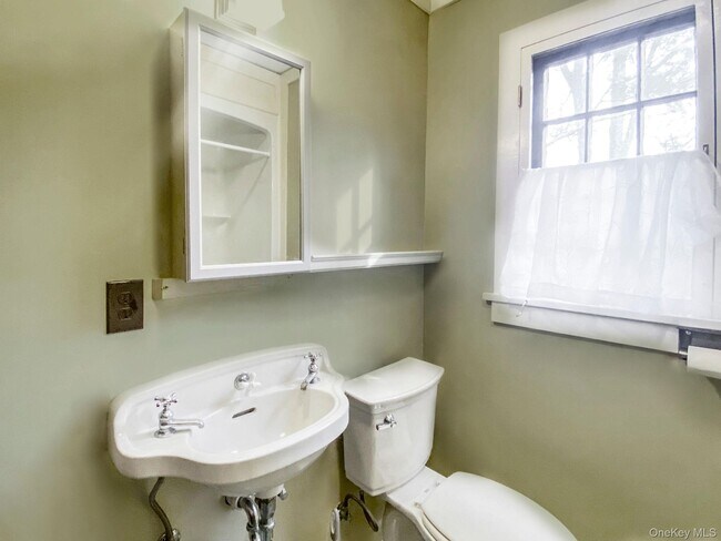 Building Photo - 11 Locust Dr