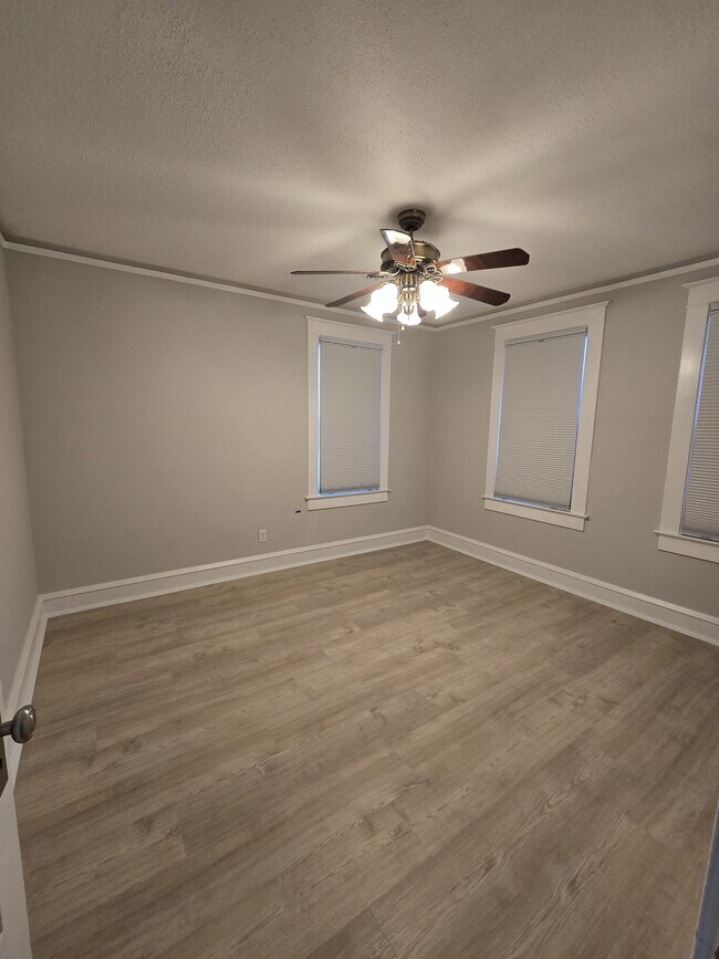 Building Photo - 434 Creek Ave