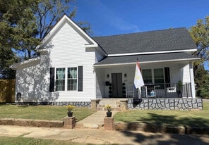 Building Photo - 900 W Race Ave