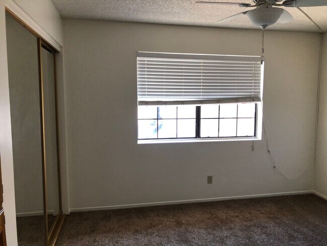 Building Photo - 2 BR Condo in gated community with many ut...