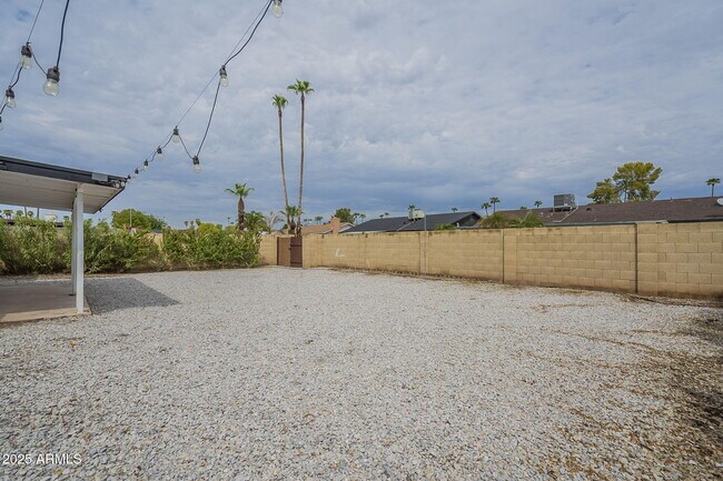 Building Photo - 2030 E Duke Dr
