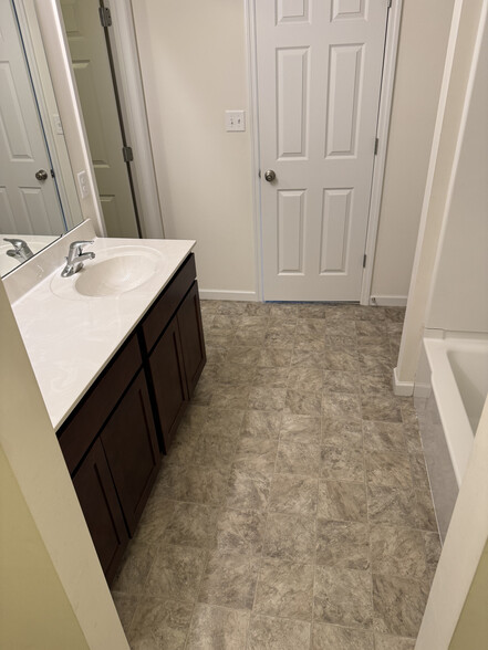 Master bathroom - 502 Peruque Commons Ct