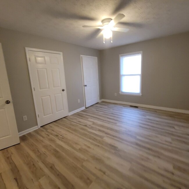 Building Photo - 2 Bedroom/2 Bath Duplex Conveniently Locat...