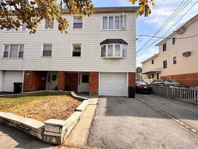 Primary Photo - 15-83-83 208th Pl