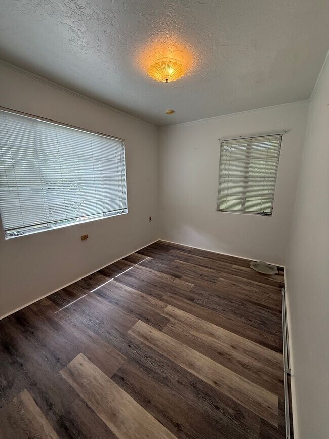 Building Photo - Two Bedroom Charmer