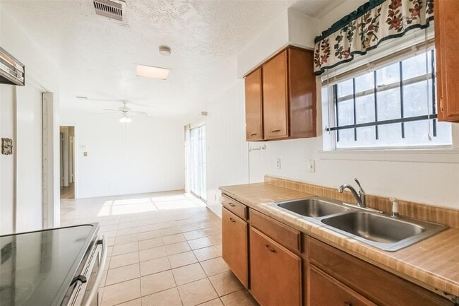 Building Photo - 4919 Glenridge Ln