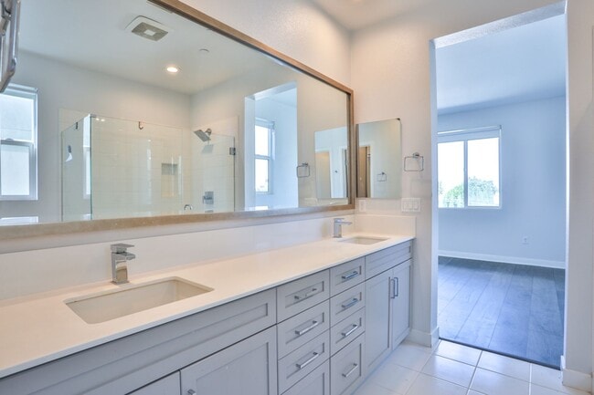 Building Photo - 3 bedroom 2.5 bath in Gated Community