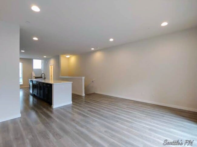 Building Photo - Stunning Contemporary Townhouse-Lynnwood