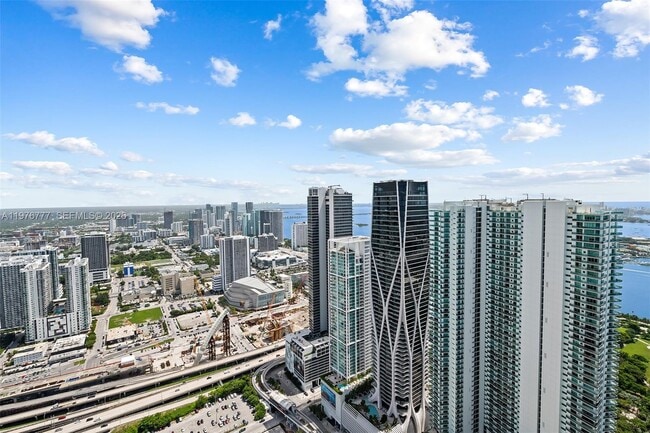 Building Photo - 851 NE 1st Ave