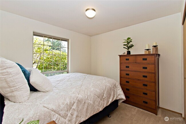 Building Photo - Charming 4 Bedroom home with fenced yard a...