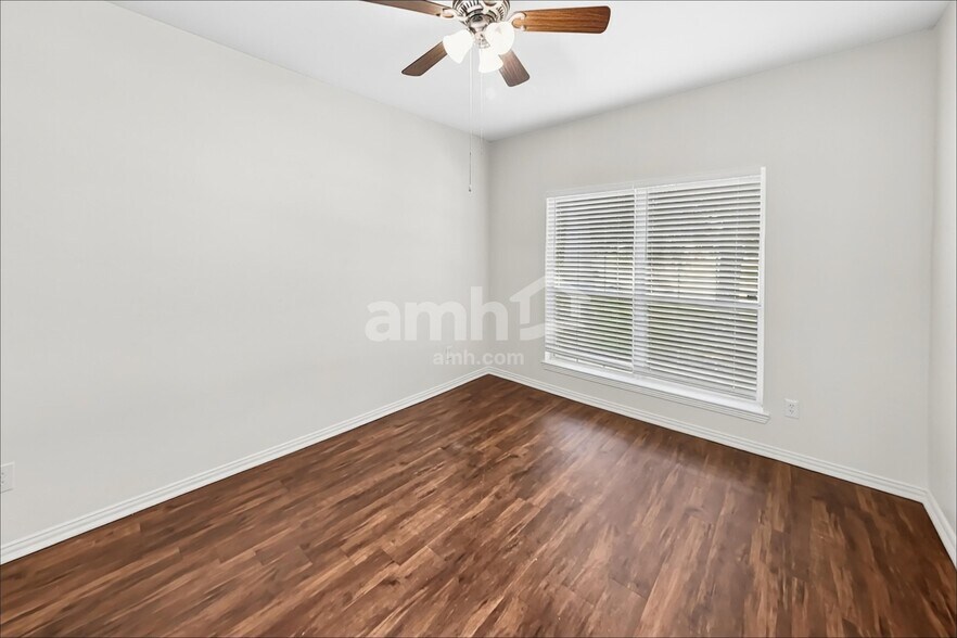 Building Photo - 2013 Briar Grove Dr