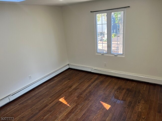 Building Photo - 156 E Linden Ave
