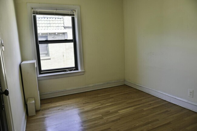 Building Photo - 4837 N Wolcott Ave