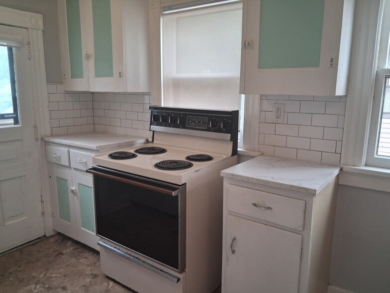 kitchen - 829 Miller Ave