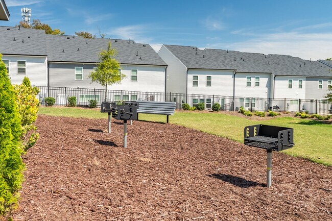 Building Photo - Gorgeous end-unit townhome near Brier Creek!