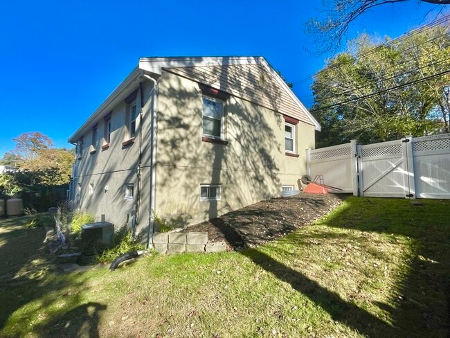 Building Photo - 204 Hartford St