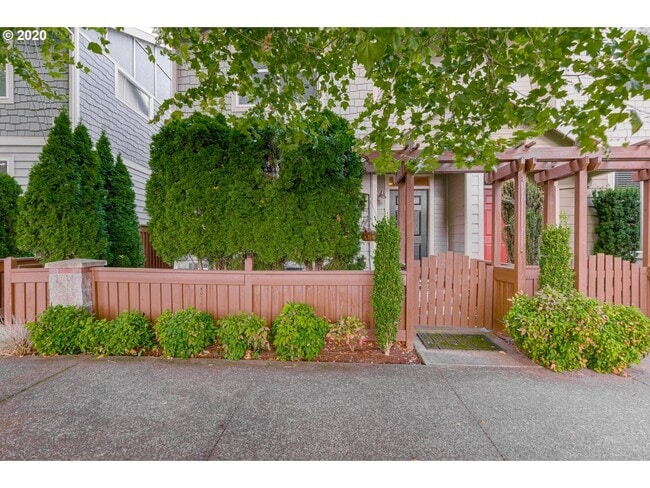 Building Photo - Amberglen Neighborhood 3 Bed 2.5 Bath Townhome w/ Garage, A/C, Washer & Dryer~ Convenient to ONPR...