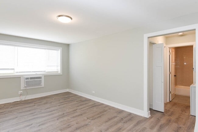 Building Photo - 447 W Surf St