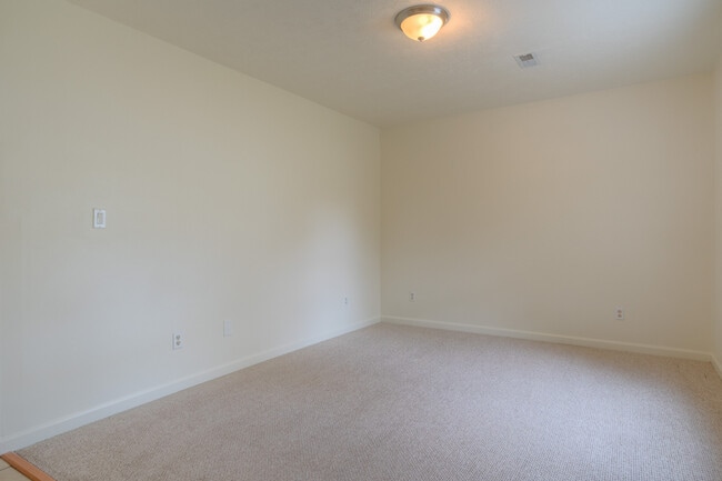 Building Photo - 140 Clover Valley Cir