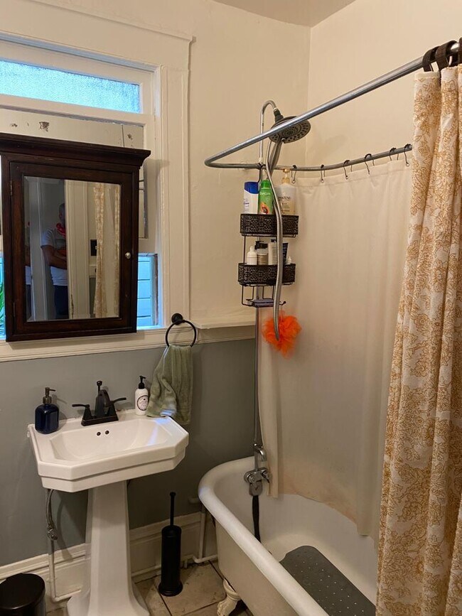 Building Photo - 19 Sharon St