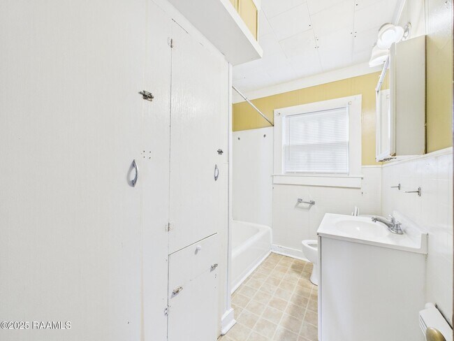 Building Photo - 413 Dorothy St