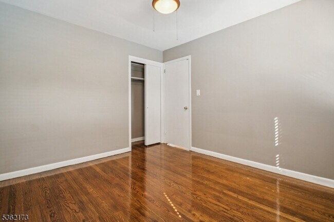 Building Photo - 862 Dewey St