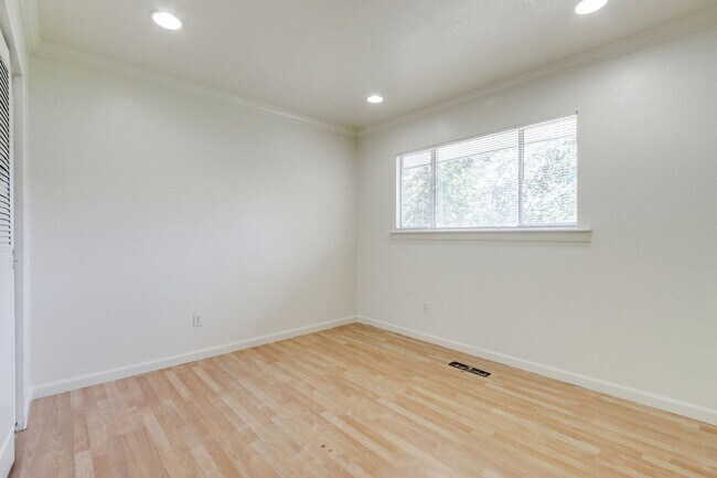 Building Photo - 4 bedroom house close to CSU