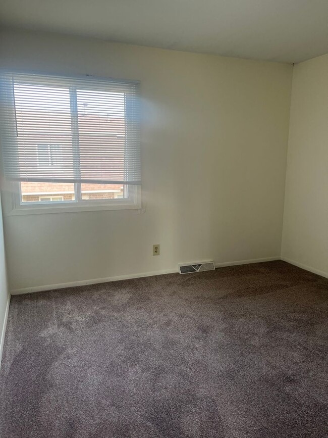 Building Photo - Grafton Townhomes Huge 3 Bedroom -