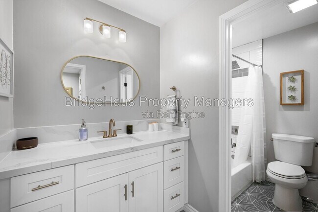 Building Photo - 2607 Pirineos Way