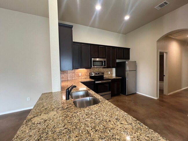 Building Photo - Luxury 3/2 duplex in NBTX